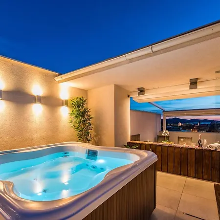 Penthouse With Roof Terrace With Jacuzzi شقة زادار