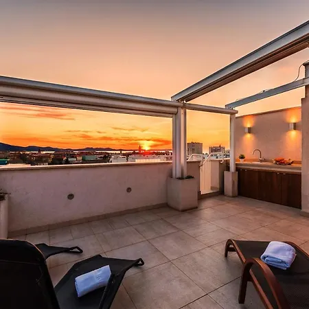 Penthouse With Roof Terrace With Jacuzzi Apartman *