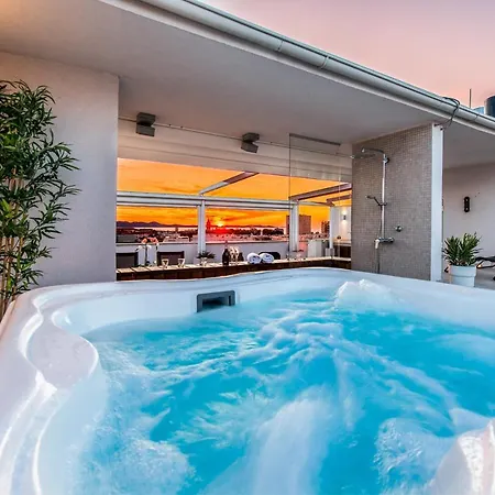 شقة Penthouse With Roof Terrace With Jacuzzi *
