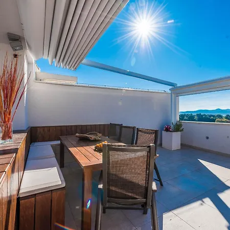 Penthouse With Roof Terrace With Jacuzzi Apartamento Zadar