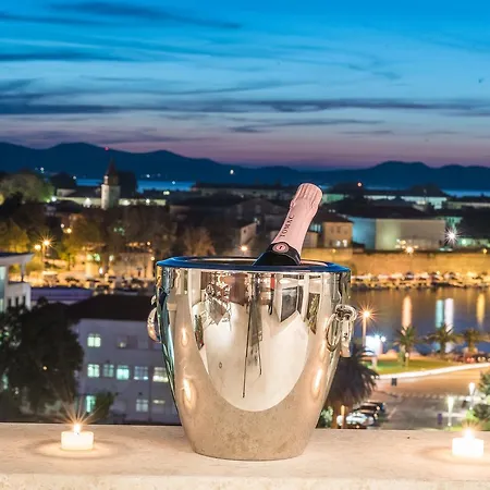 شقة Penthouse With Roof Terrace With Jacuzzi *