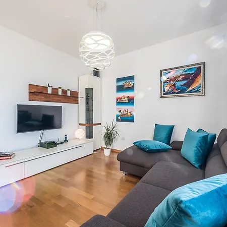 Apartment Penthouse With Roof Terrace With Jacuzzi Zadar