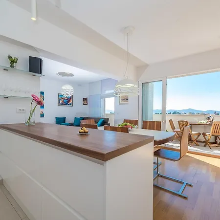 Penthouse With Roof Terrace With Jacuzzi شقة