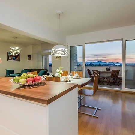 Penthouse With Roof Terrace With Jacuzzi Zadar