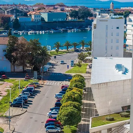 شقة Penthouse With Roof Terrace With Jacuzzi *