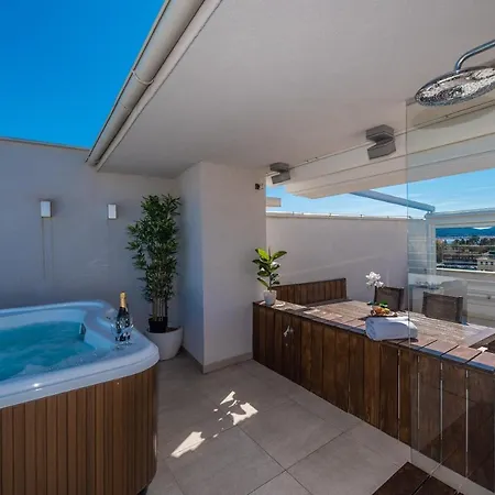 Penthouse With Roof Terrace With Jacuzzi Apartman