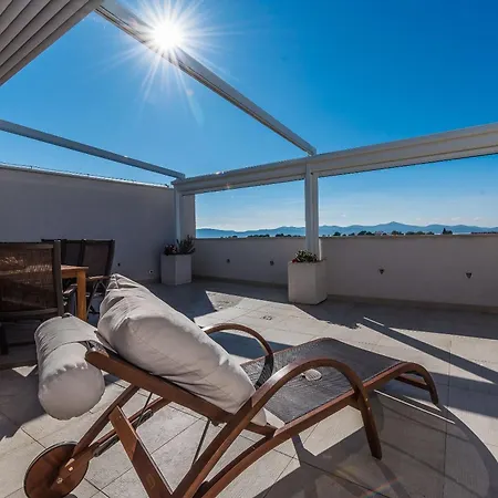 Penthouse With Roof Terrace With Jacuzzi 公寓 扎达尔