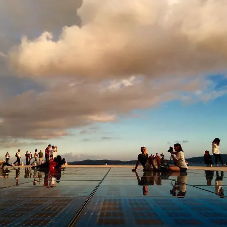 アパート Penthouse With Roof Terrace With Jacuzzi ザダル