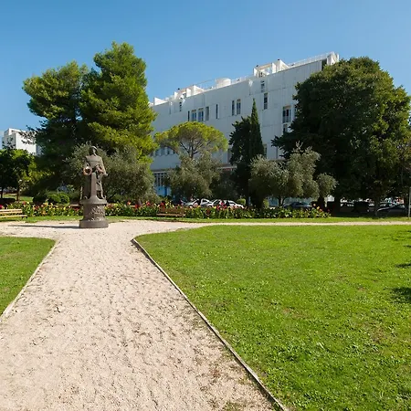 Penthouse With Roof Terrace With Jacuzzi アパート ザダル