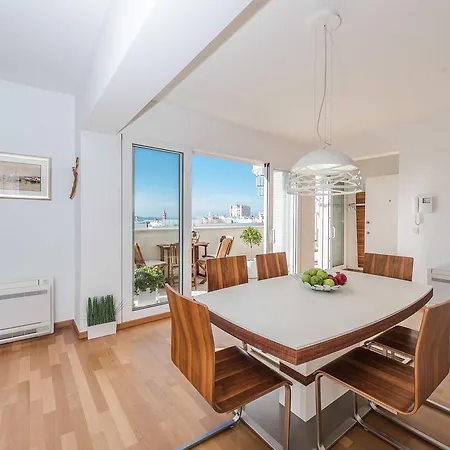 Penthouse With Roof Terrace With Jacuzzi 公寓 扎达尔