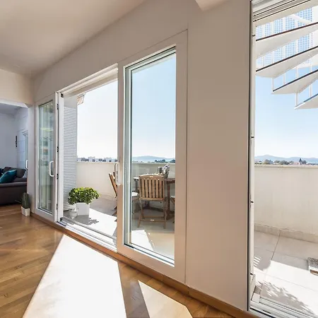Penthouse With Roof Terrace With Jacuzzi 扎达尔