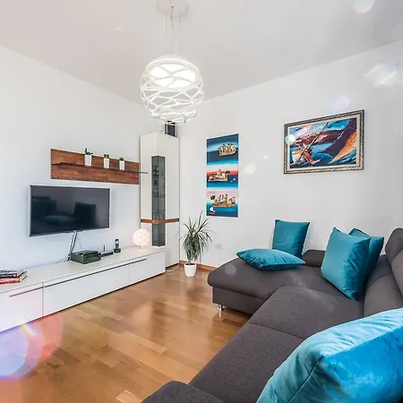 Daire Penthouse With Roof Terrace With Jacuzzi Zadar