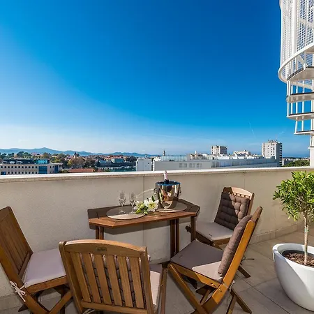 アパート Penthouse With Roof Terrace With Jacuzzi