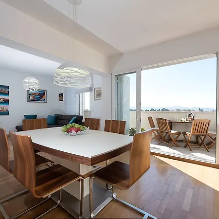 Penthouse With Roof Terrace With Jacuzzi * ザダル