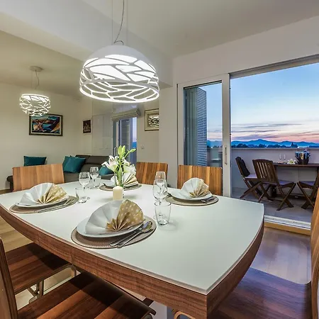 Penthouse With Roof Terrace With Jacuzzi 扎达尔
