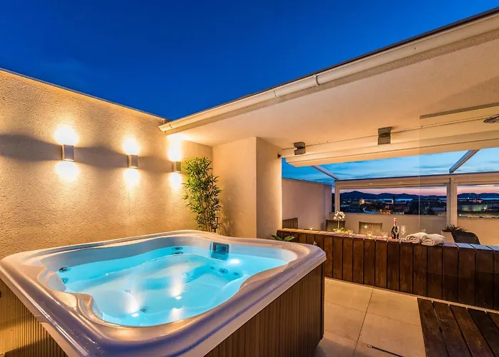 Penthouse With Roof Terrace With Jacuzzi Lägenhet Zadar